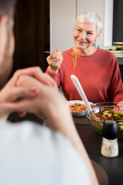 Close-up op familie die samen geniet van eten