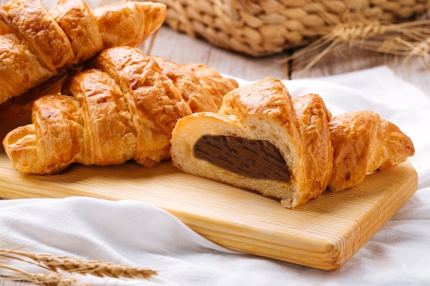 Close-up op Franse croissant met chocoladevulling