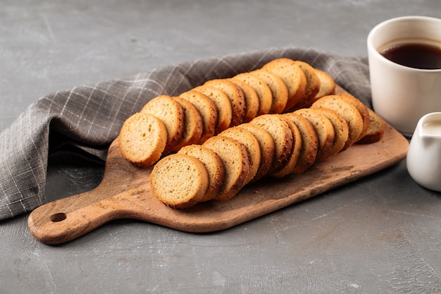 Close-up op gedroogde broodcroutons op een houten bord