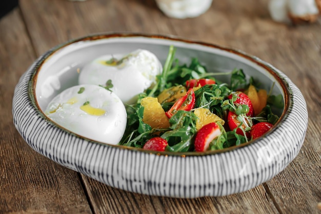 Close-up op gekookte eieren met verse gezonde salade