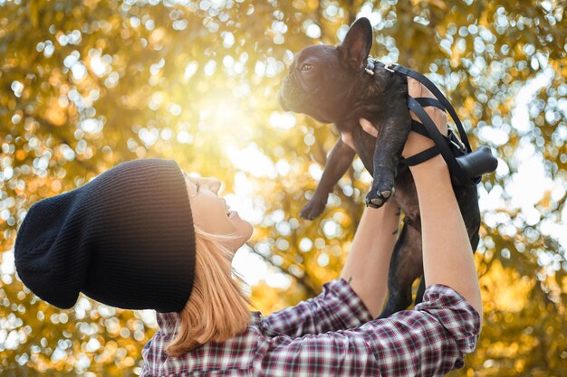 Close-up op gelukkige jonge vrouw met hond buiten in de herfst