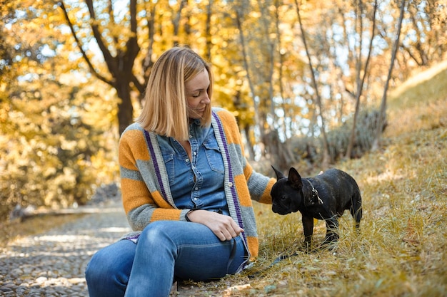 Close-up op gelukkige jonge vrouw met hond buiten in de herfst