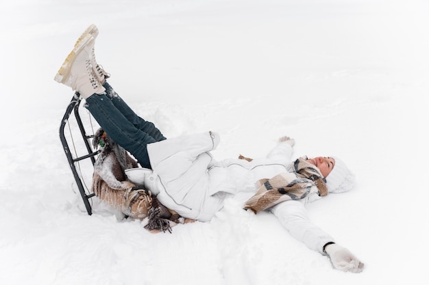 Foto close-up op gelukkige moeder die in de sneeuw speelt