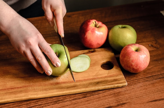 Foto close-up op gesneden appels op een houten bord