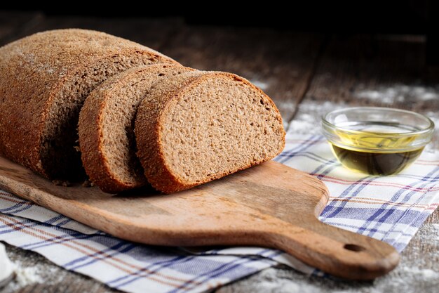 Close-up op gesneden grijs brood met olie