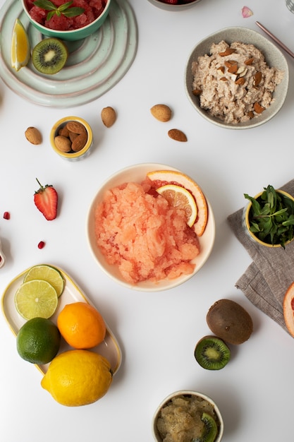 Foto close-up op granita-dessert met verschillende ingrediënten