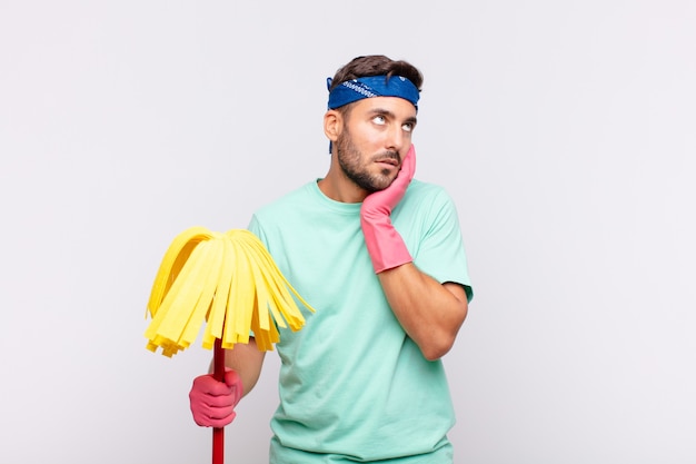 Close-up op jonge man met schoonmaakgereedschap