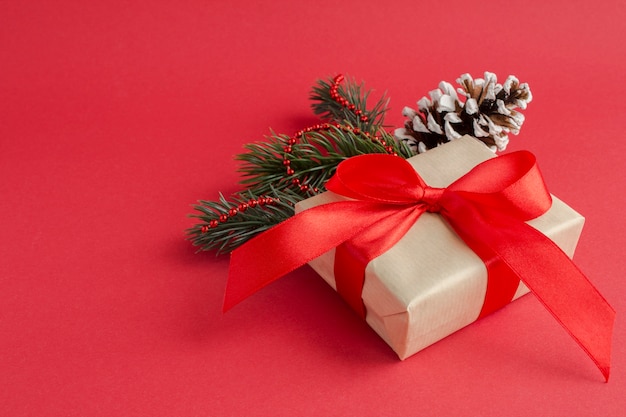 Close-up op kerstcadeau met rood lint