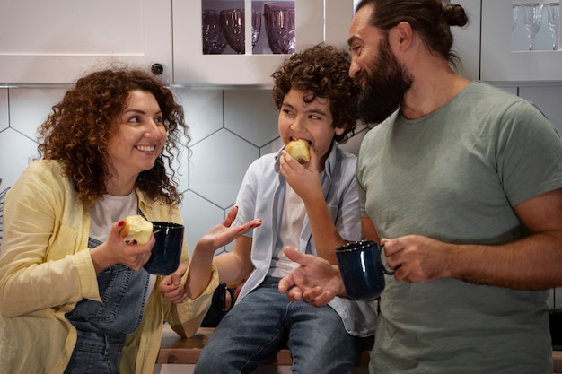 Foto close-up op kind praten met ouders