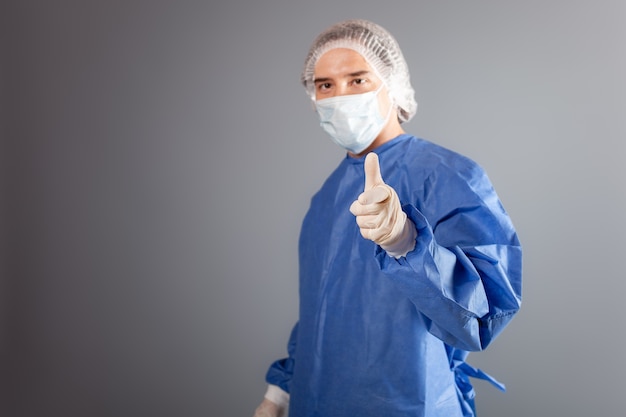 Close-up op knappe mannelijke chirurg gekleed in beschermend pak