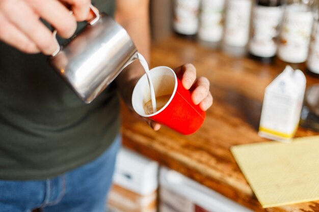 Close-up op man die koffie maakt