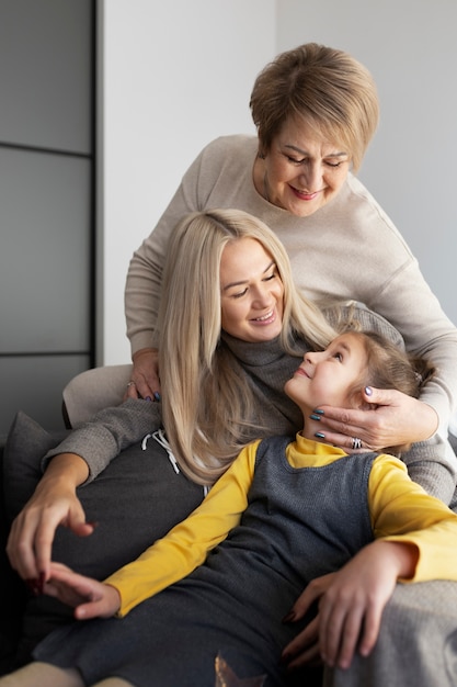 Foto close-up op meisje met moeder en oma