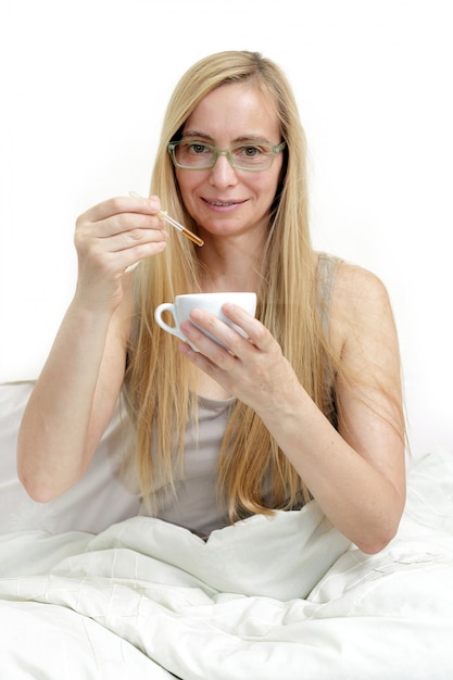 Close-up op middelbare leeftijd blonde vrouw in bed