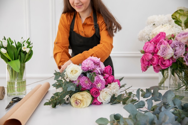 Foto close-up op mooie bloemist vrouw