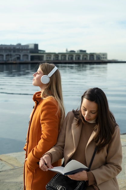 Foto close-up op ontspannende vrouwen