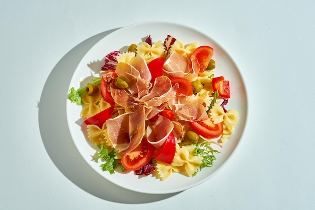 Close-up op pasta met jamon-tomaten en olijven