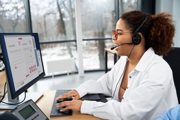 Close-up op persoon die in callcenter werkt