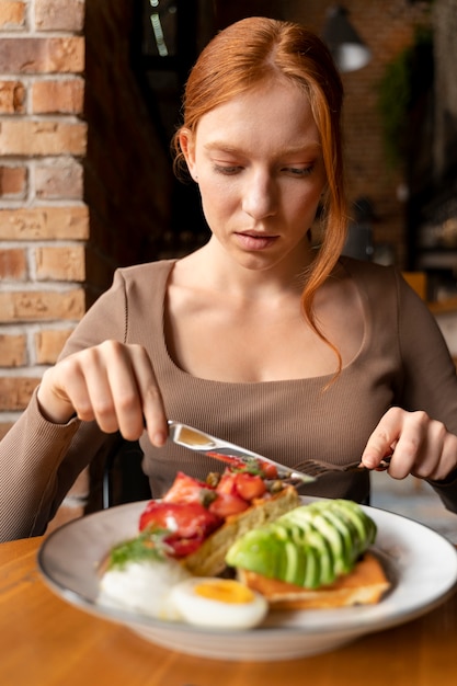 Foto close-up op persoon die van eten geniet