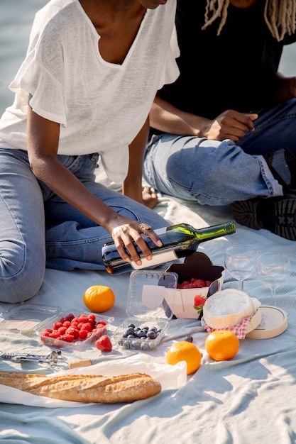 Foto close-up op picknick in de buurt van de eiffeltoren