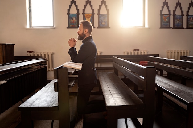 Foto close-up op priesterlezing uit de bijbel