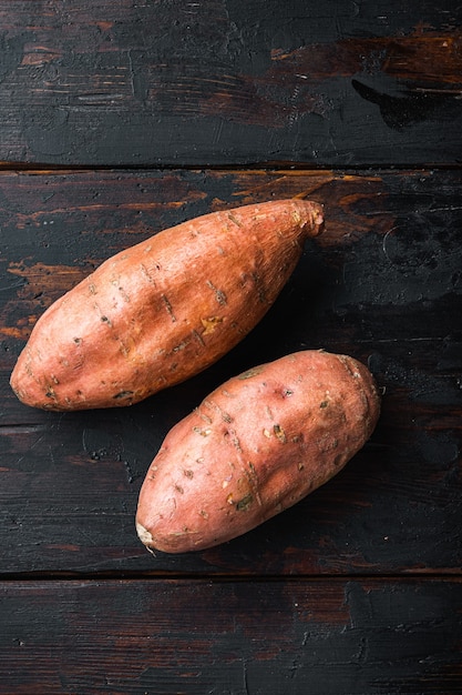 Close-up op rauwe hele zoete aardappelen