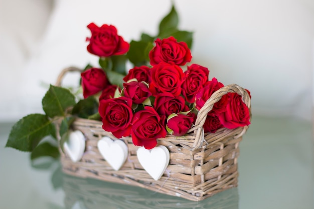Close-up op rode rozen boeket op tafel