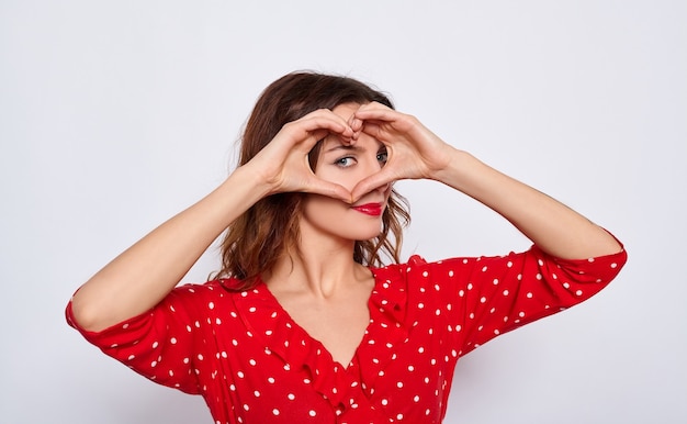 Close-up op schattige sexy jonge vrouw met rode lippen