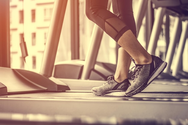 Close-up op schoen, vrouwen lopen in een sportschool op een loopband.oefening concept.fitness en gezonde levensstijl