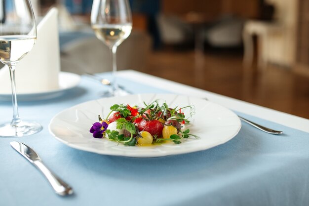 Close-up op Spaanse gepelde tomatensalade op de restaurantlijst met een onscherpe achtergrond