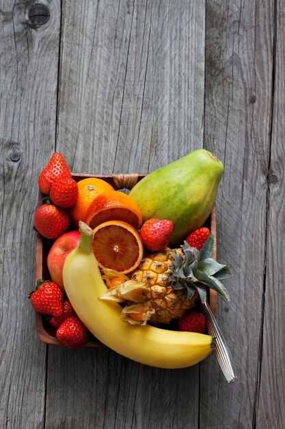 Close-up op stilleven met fruit op een houten bord