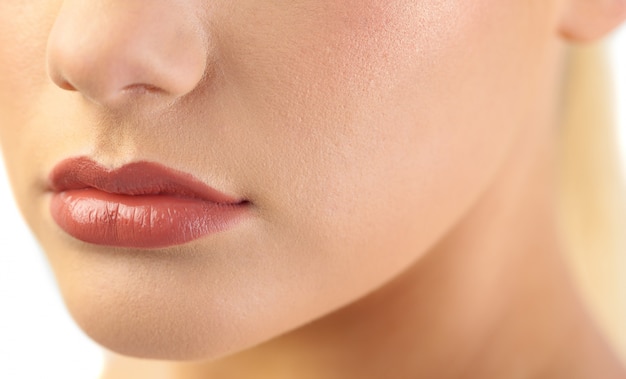 Close-up op volumineuze glanzende lippen