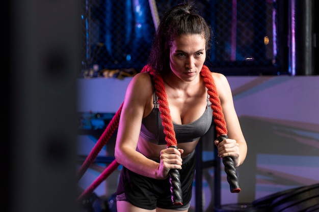 Foto close-up op vrouw die crossfit-workout doet