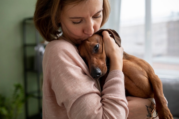 Foto close-up op vrouw die haar hond knuffelt