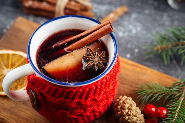 Close-up op warme glühwein drank in een gezellige mok