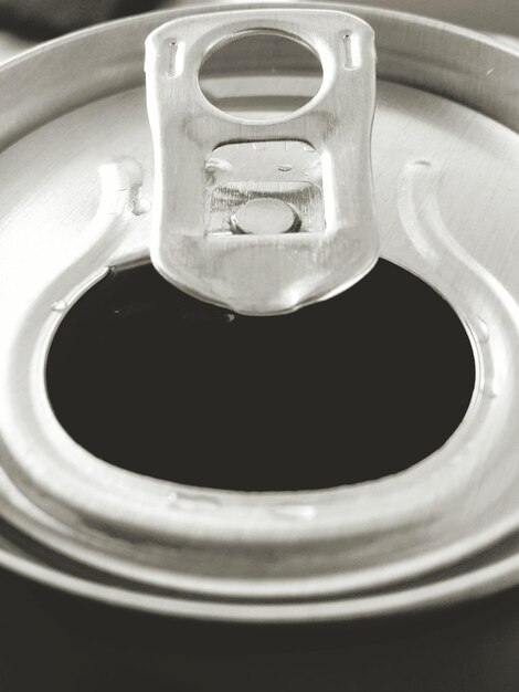 Photo close-up of open beer drink can