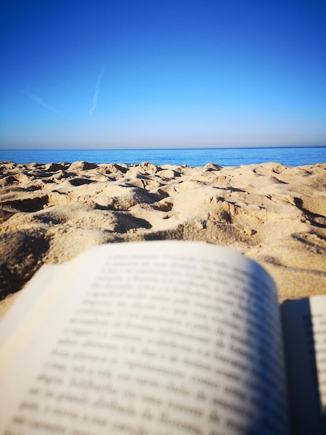 Foto close-up di un libro aperto sulla spiaggia