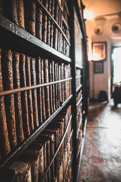 Photo close-up of open book in building