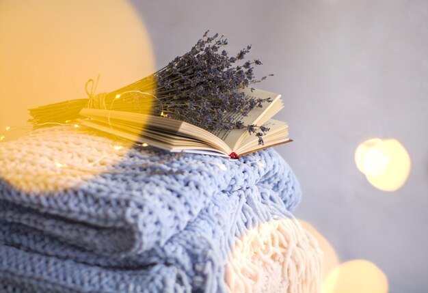 Photo close-up of open book on snow