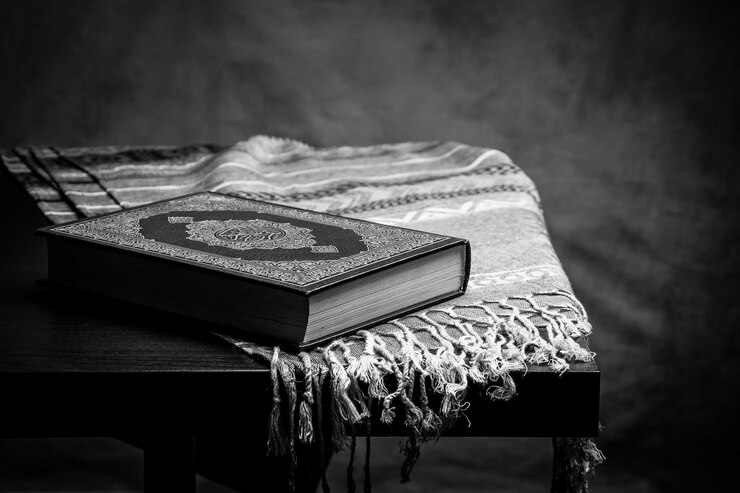 Фотография близкий план открытой книги на столе на стене