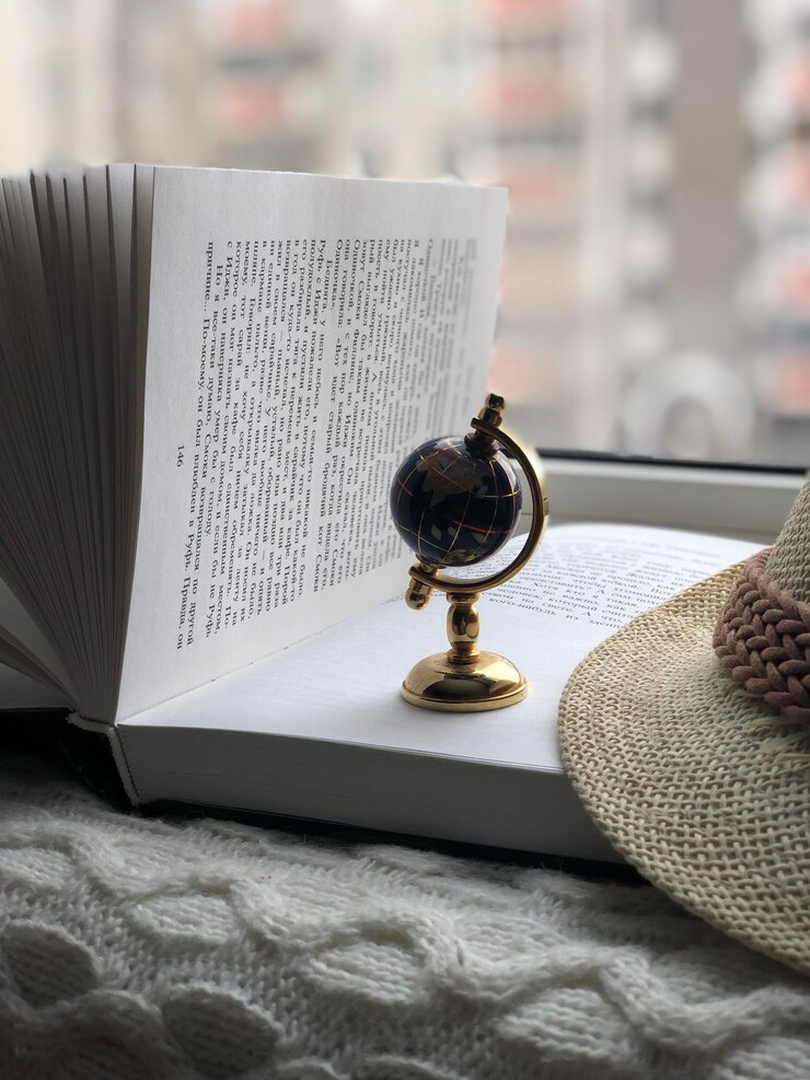 Фотография близкий план открытой книги на столе