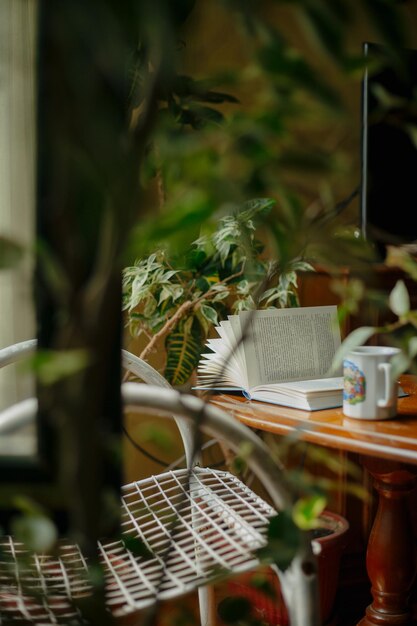 Photo close-up of open book on table