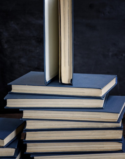 Крупный план открытой книги на столе