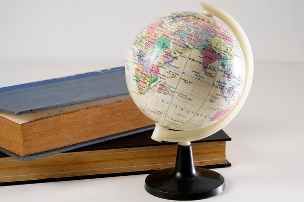 Photo close-up of open book on table