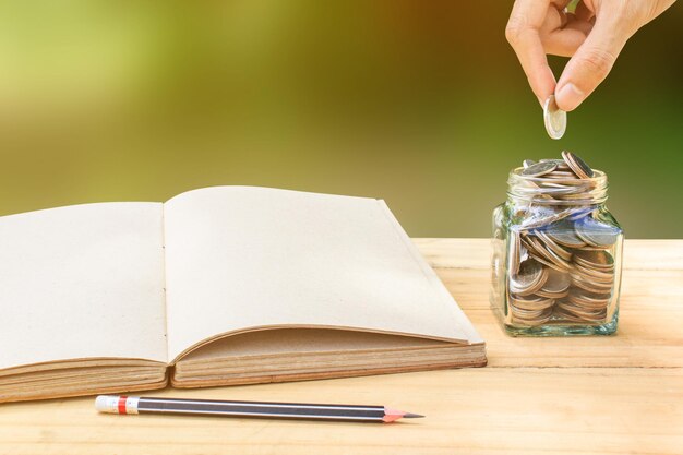 Photo close-up of open book on table