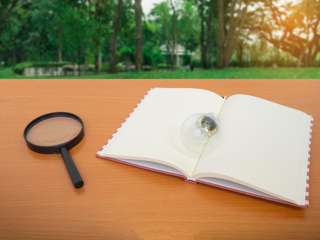 Foto close-up di un libro aperto sul tavolo