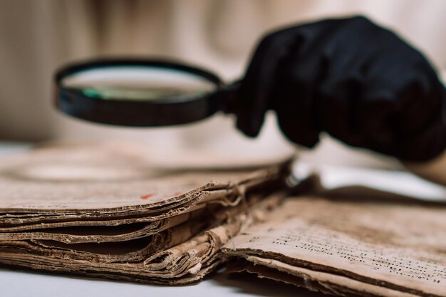 Photo close-up of open book on table