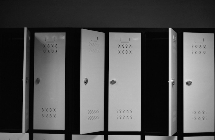 Photo close-up of open doors of locker