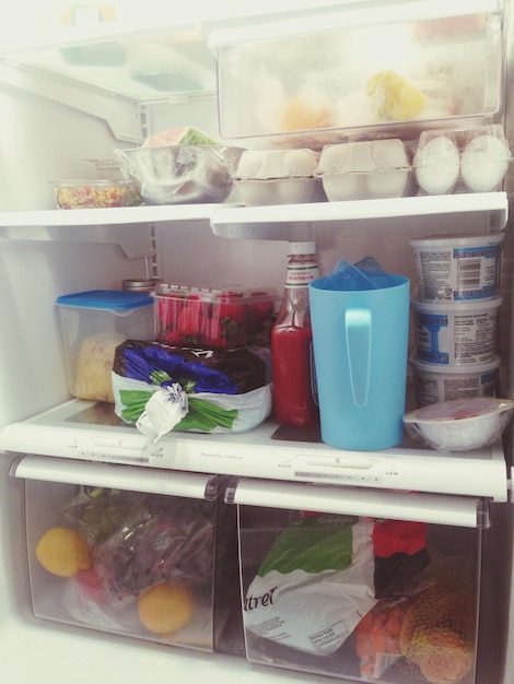 Photo close-up of open refrigerator