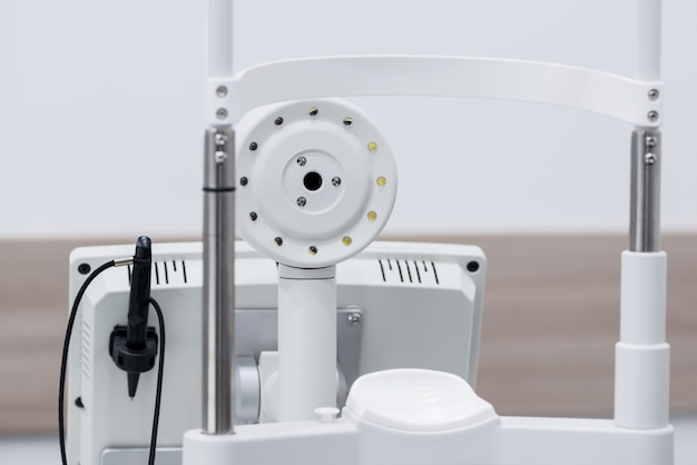 Primo piano dello scanner oftalmologico. moderne attrezzature mediche nell'ospedale oculistico. concetto di medicina