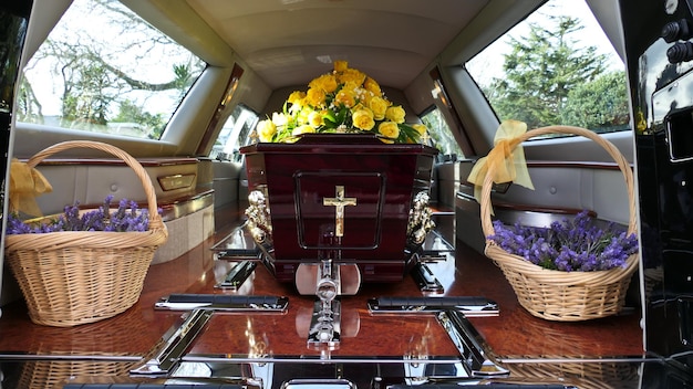 Close-up opname van een begrafeniskist of kist in een lijkwagen of kapel of begrafenis op een begraafplaats